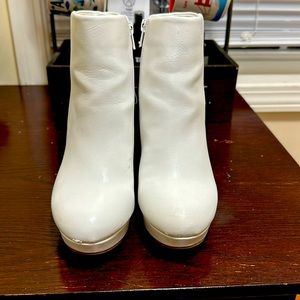 Dream pairs white size 7 boots worn once!